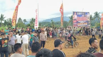 Warga Aceh tenggara saksikan dan Padati Grasstrack memperebutkan tropy Muslim Ayub 