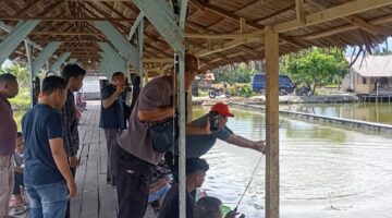 Anggota DPR Aceh Yahdi Hasan Ramud dan Kepala PDAM Tirta AGara Mat Budiman, Hadiri Street Mancing di Desa Kuta Bantil