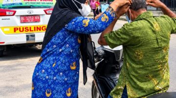 Gerak Cepat Hadapi Kabut Asap, Kepala Puskesmas Suka Makmur Bersama Tim Turun Langsung Bagikan Masker