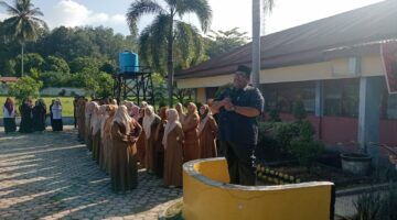 Rektor UGL Indra Utama Jadi Pembina Upacara di SMA Negeri 1 Badar, Motivasi Siswa Raih Kesuksesan